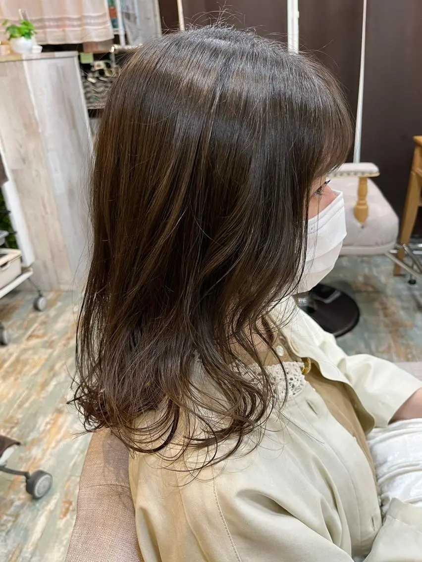 ミディアム カラー ベージュカラー オリーブベージュ ショートカット 💙hiyoriのヘアスタイル