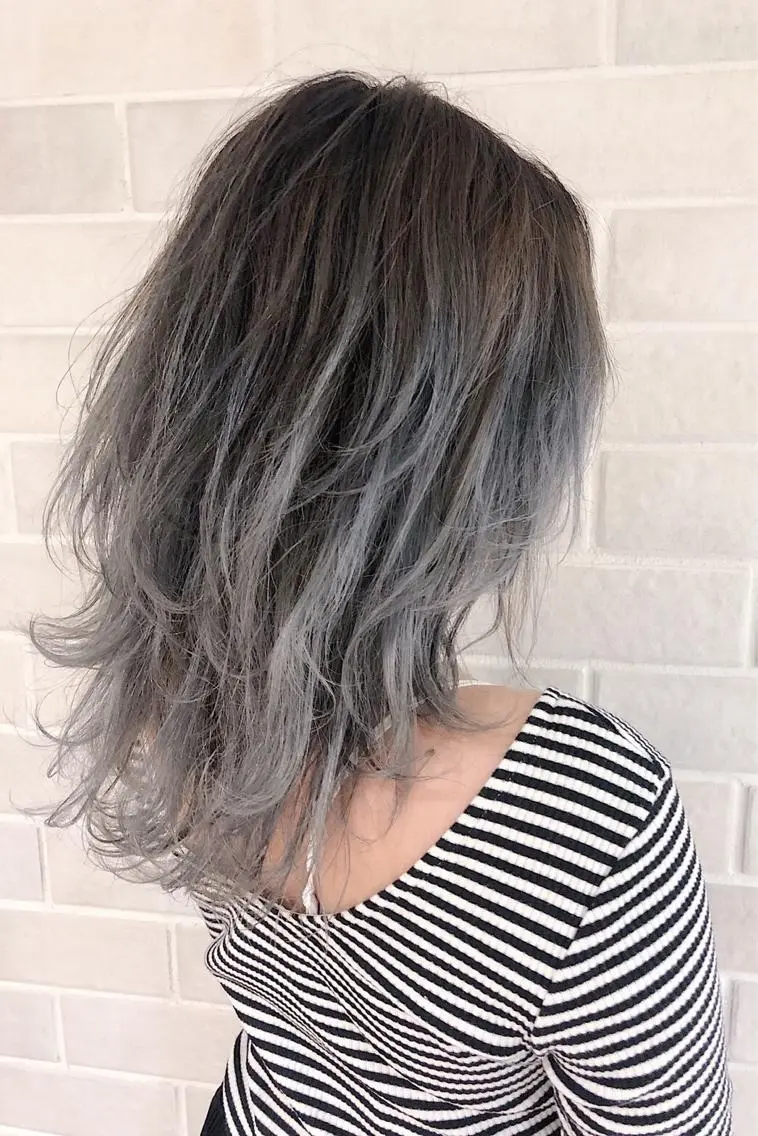 ミディアム カラー バレイヤージュ シルバー レイヤーカット ブリーチ指名 NO1🌈SAKIのヘアスタイル