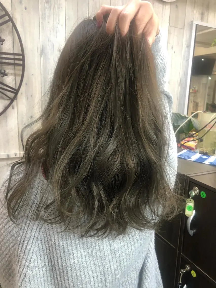 セミロング カラー グレージュ ハイライトカラー ハイライト ヘアカラー 吉野 瑳桜のヘアスタイル