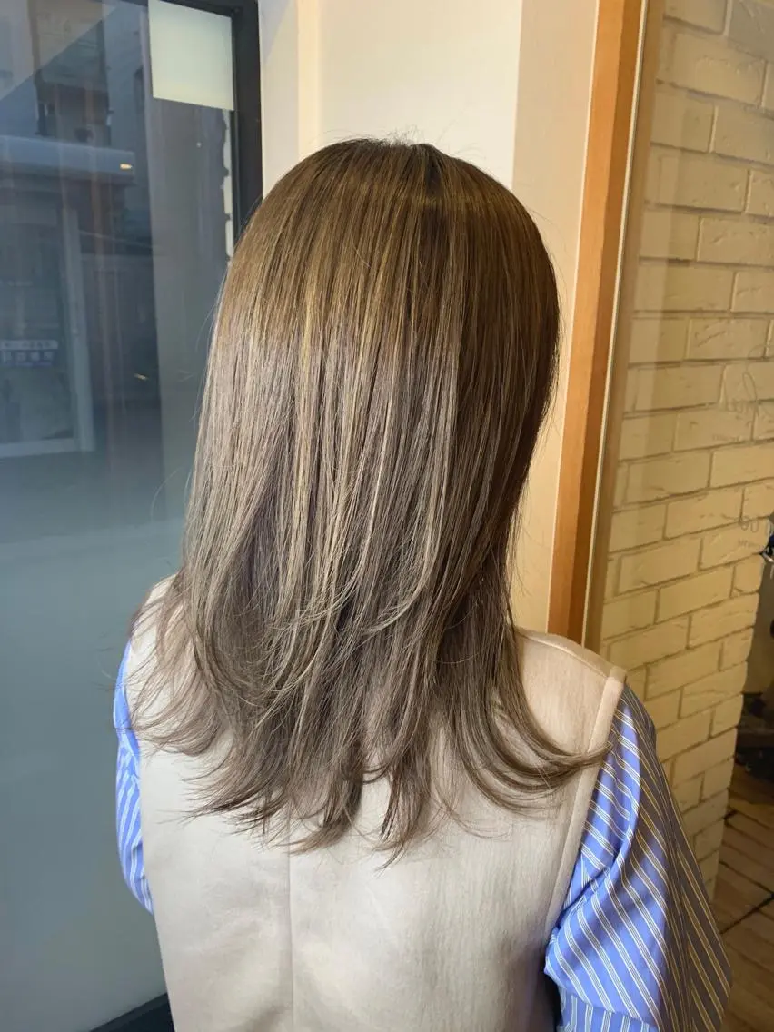 ミディアム カラー ヘアアレンジ ハイライトカラー オリーブカラー ハイライト レイヤーカット 🎗秋山勇/ GEAR.代表のヘアスタイル