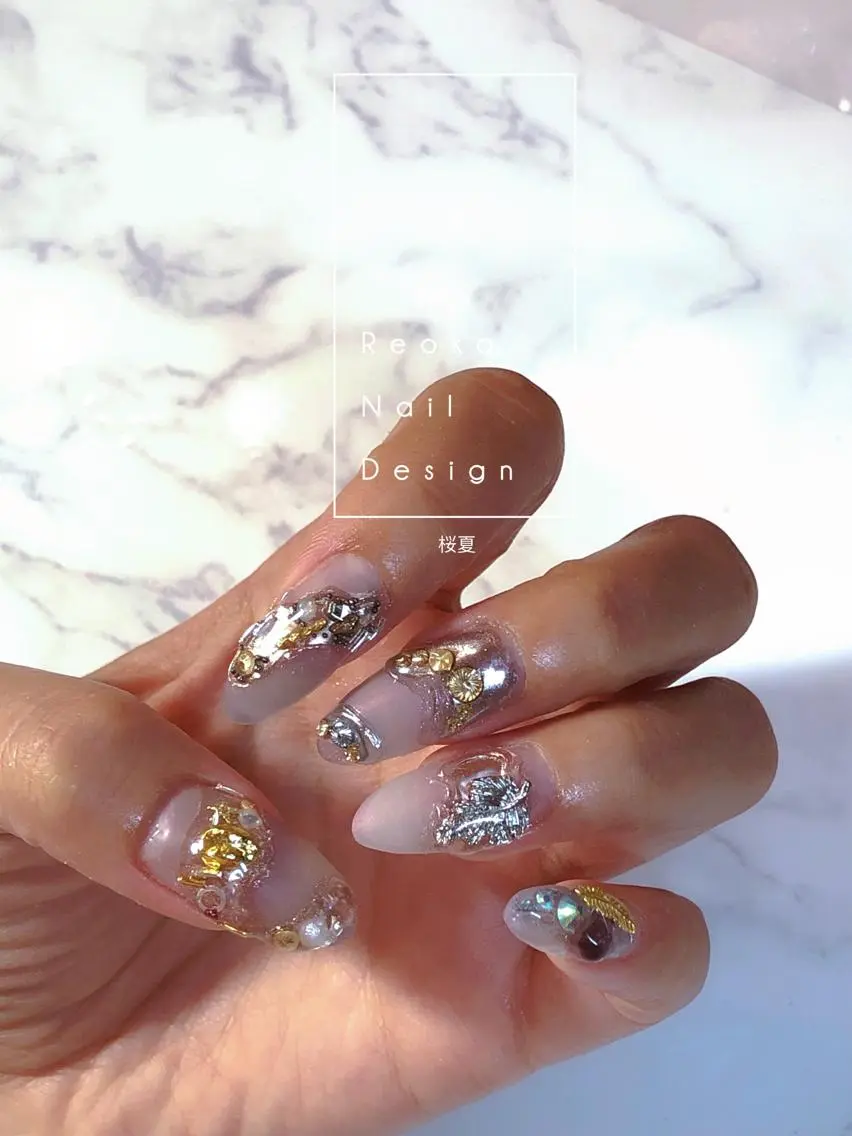 ミディアム ネイル Blowe ニュアンスのネイルデザイン