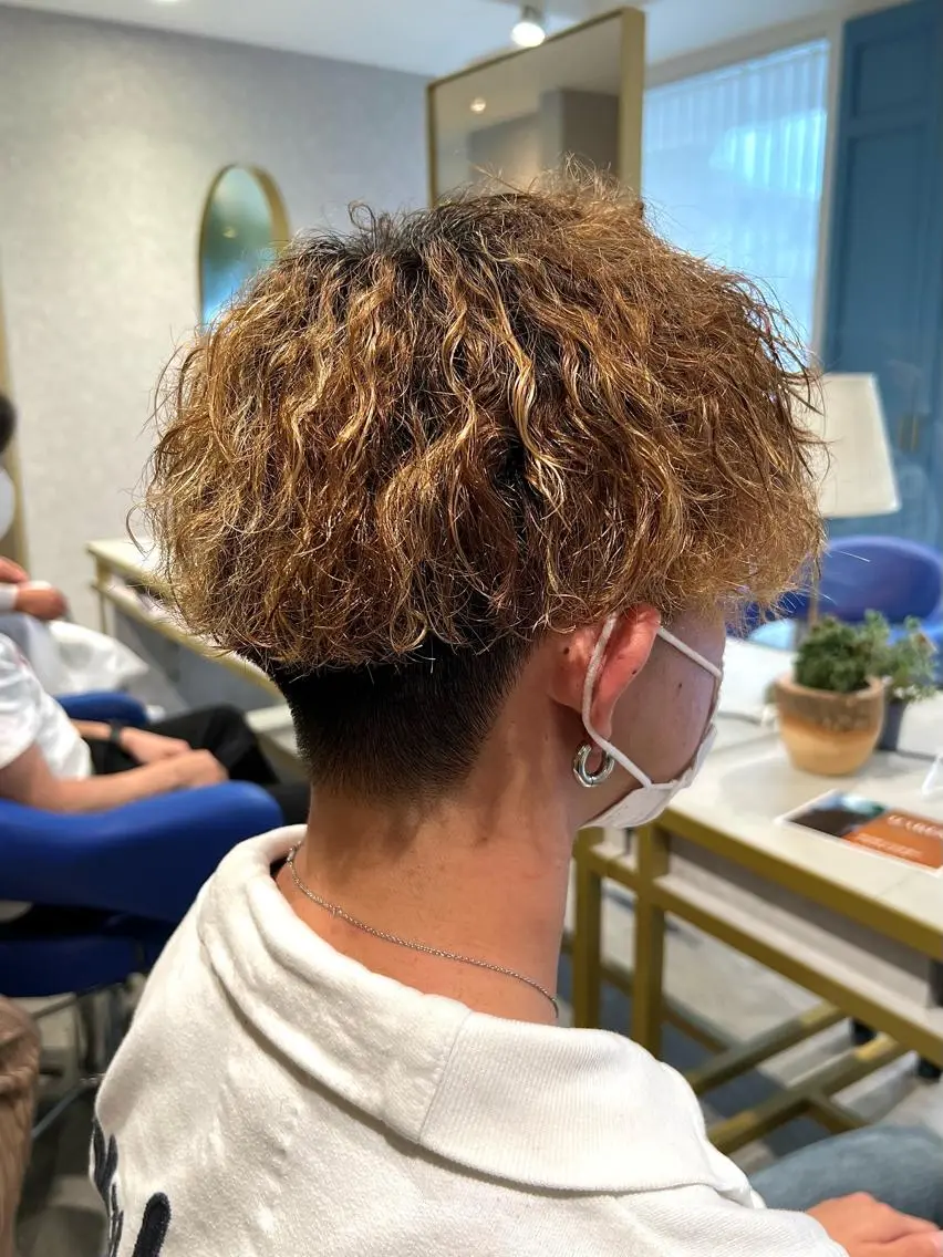 ショート カラー パーマ ヘアアレンジ メンズ メンズブリーチ メンズパーマ プードルパーマ メンズツイストパーマ ツイストスパイラルパーマ メンズパーマ職人 加藤 弘貴のヘアスタイル