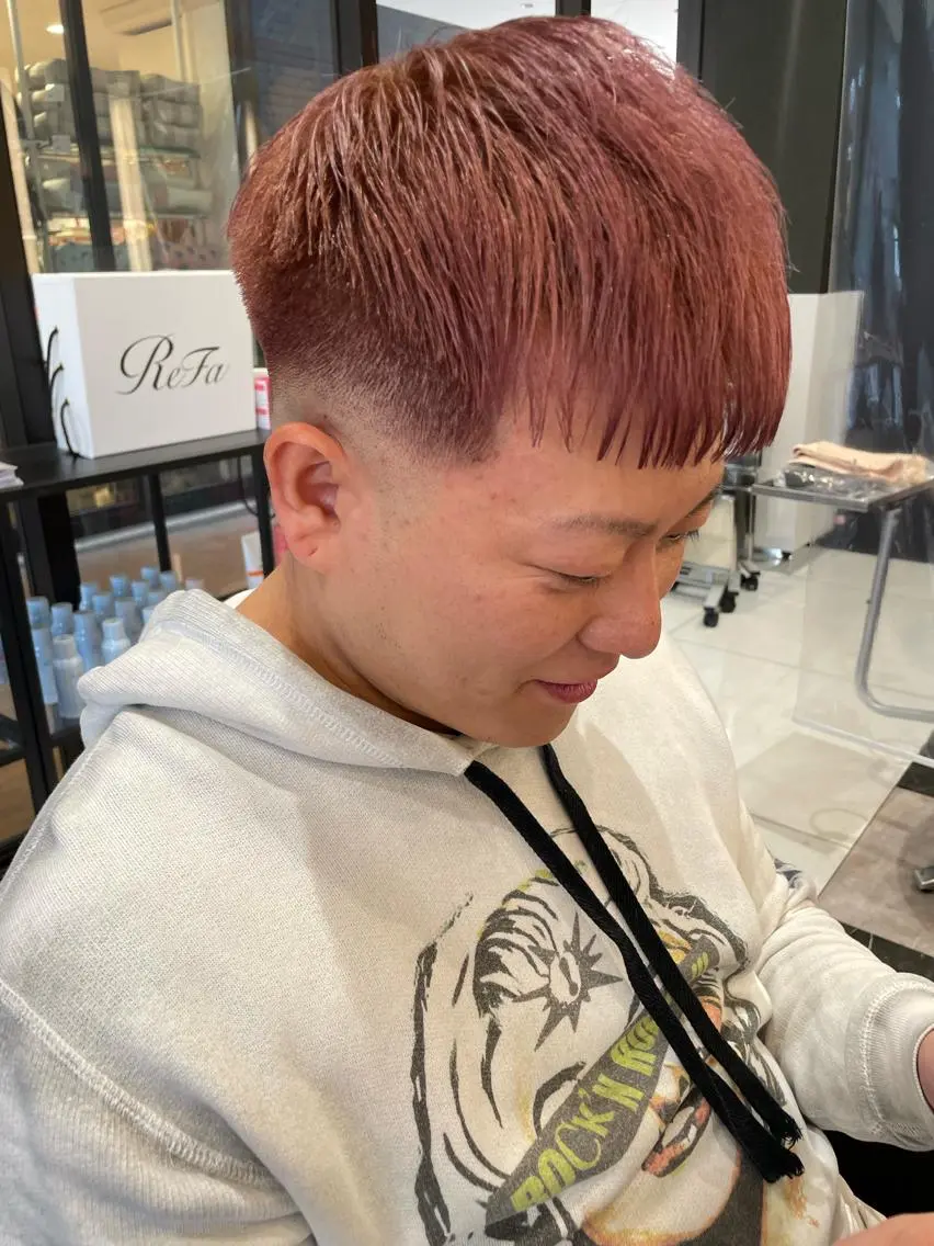 ショート カラー メンズ フェードカット ピンクカラー メンズヘア特化 崎田 成人のヘアスタイル