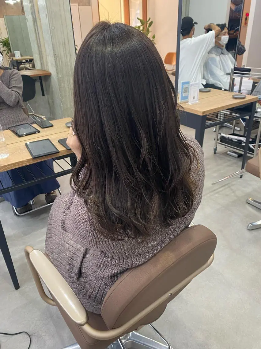 ロング カラー ヘアアレンジ グレージュ オリーブグレージュ オリーブグレー 美髪矯正 韓国レイヤーのヘアスタイル