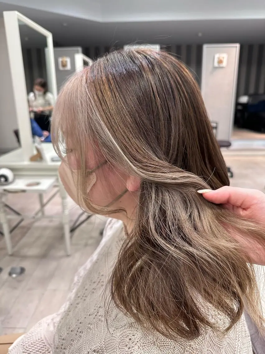 ミディアム カラー ベージュカラー ホワイトベージュ 村上 佳織のヘアスタイル