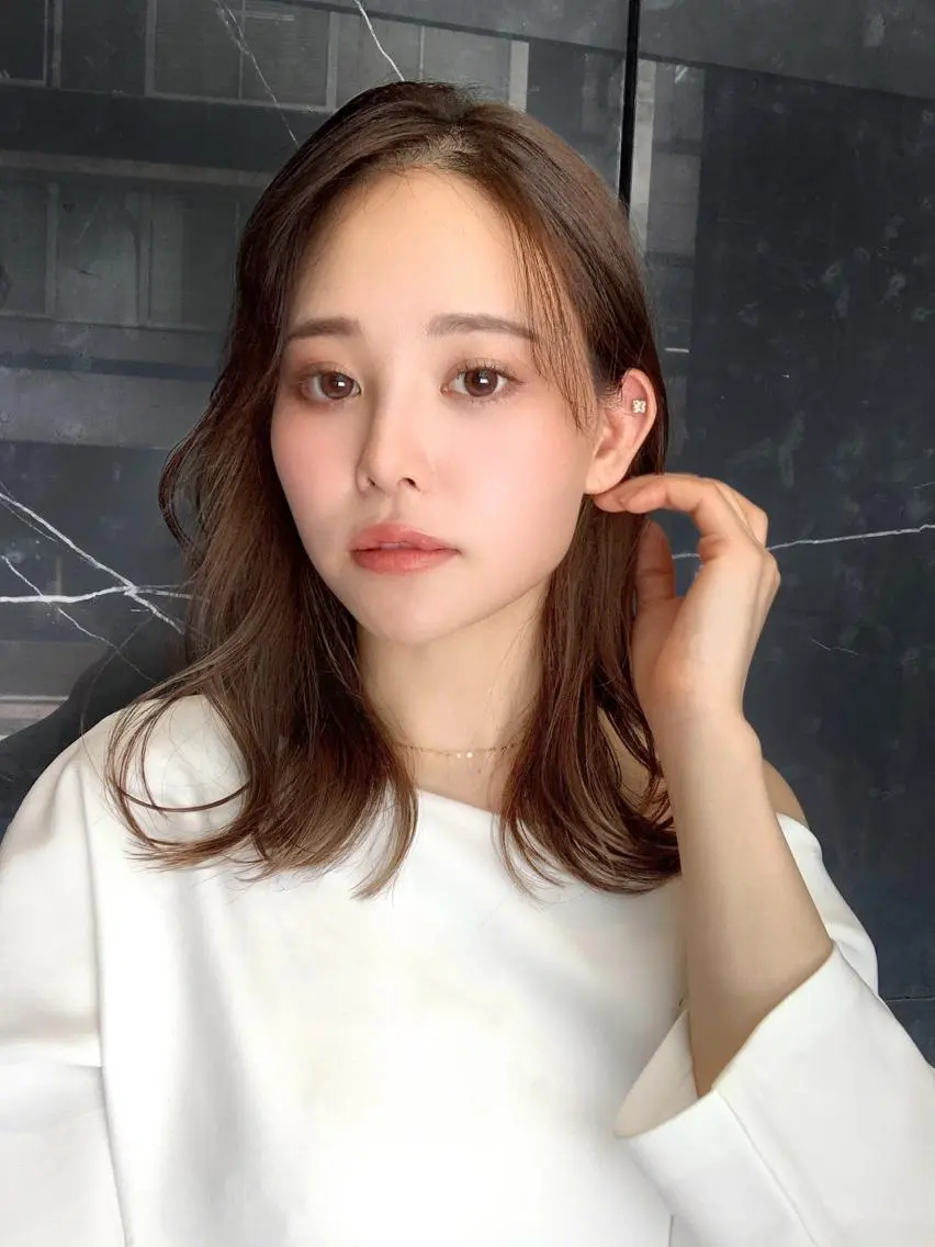 ミディアム カラー ベージュカラー くびれヘア 韓国風ヘア カット ヘアカラー トリートメント レイヤー専門家 ダブルカラー修のヘアスタイル