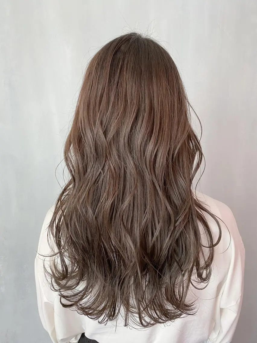 ロング カラー グレージュ カット ヘアカラー トリートメント TAI透明カラー 柔らかい縮毛矯正のヘアスタイル