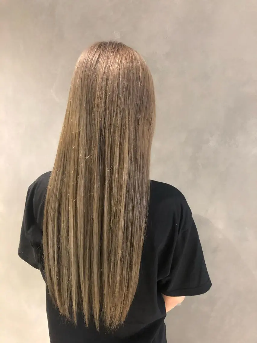 ロング カラー ブリーチ 長谷川 沙紀のヘアスタイル