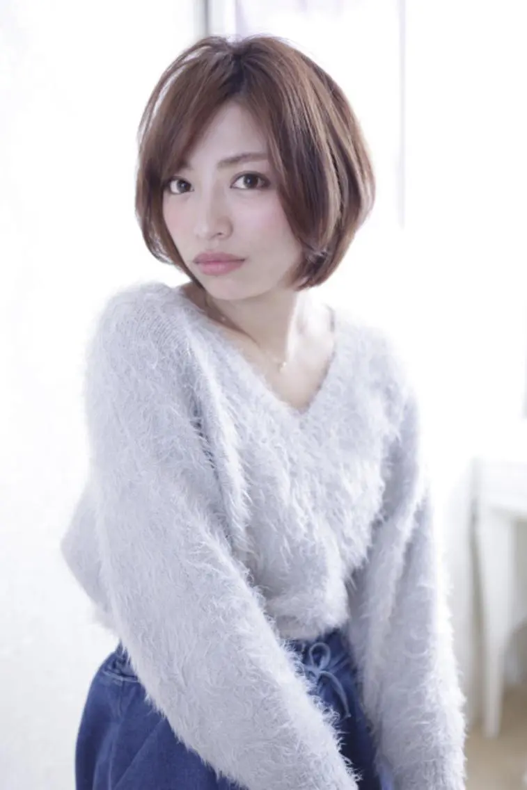 ショート レイヤーカット✖️ 柔らかベージュカラーのヘアスタイル