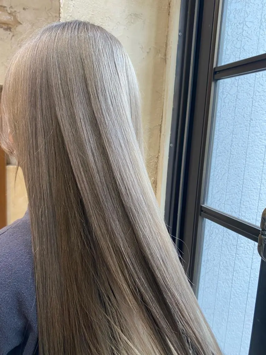 ロング カラー ベージュカラー ブリーチ ケアブリーチ ハイトーンカラー ミルクティーベージュ マンツーマン 美容師💚コウブチのヘアスタイル