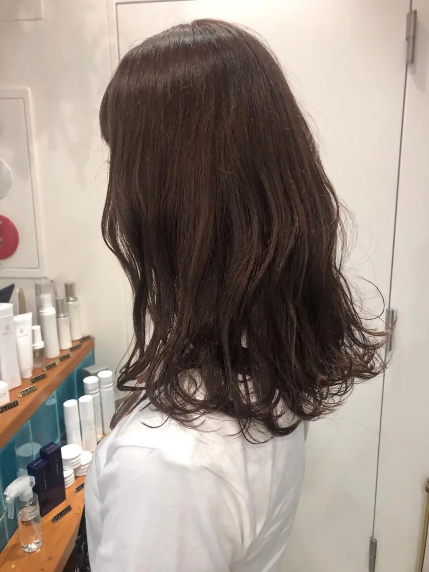 ミディアム カラー カット ヘアカラー トリートメント MIOベージュカラー 柔らかいカラーのヘアスタイル