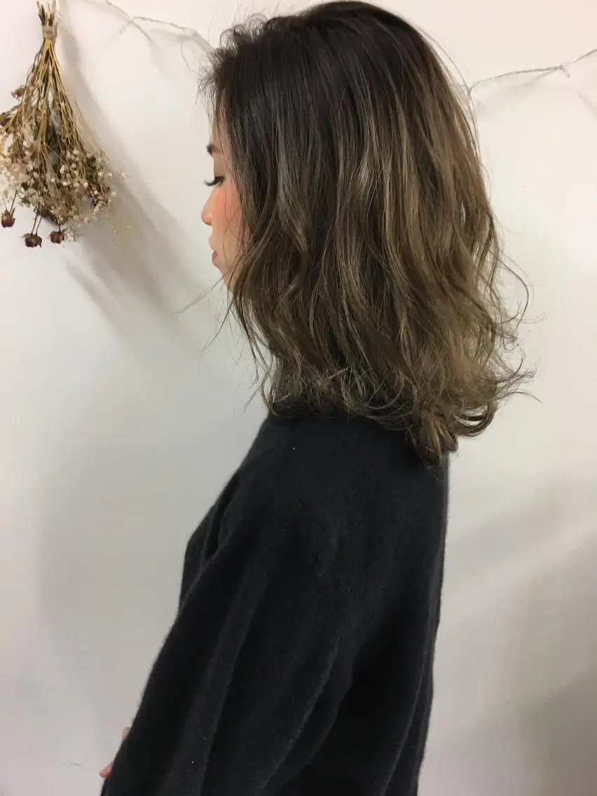 セミロング カラー バレイヤージュ レイヤーカット タナカ タクヤのヘアスタイル