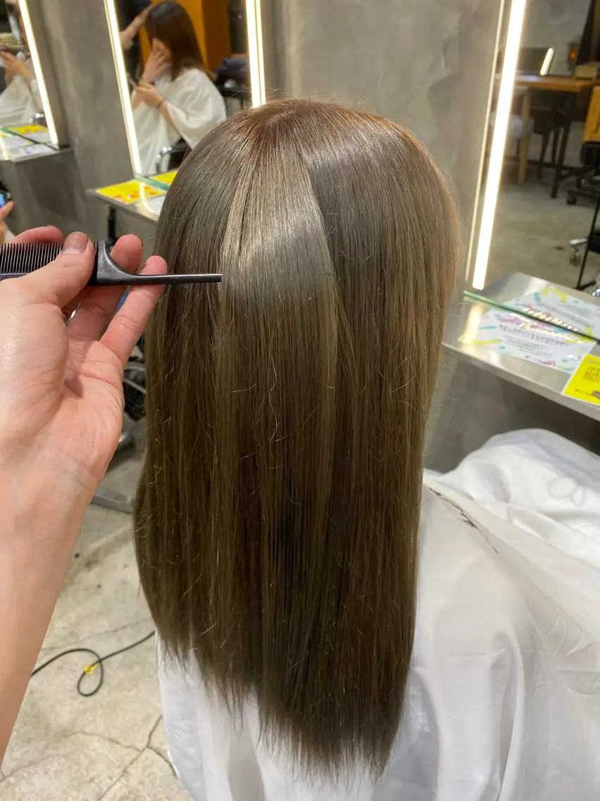 セミロング カラー 透明感カラー🌿 グレージュ🐺陽介のヘアスタイル