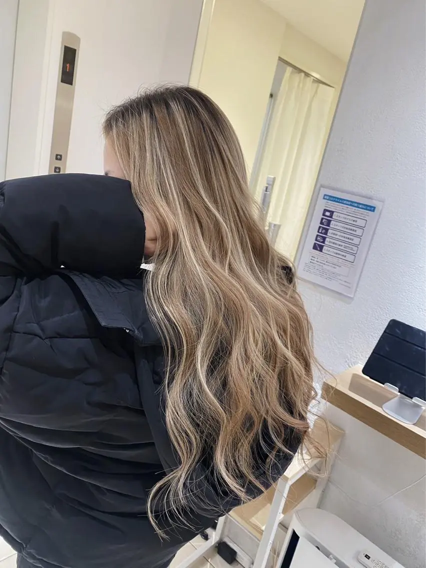 ロング カラー ベージュカラー ハイライトカラー ハイライト ヘアカラー トリートメント 指名数No.1 /NAOYAのヘアスタイル