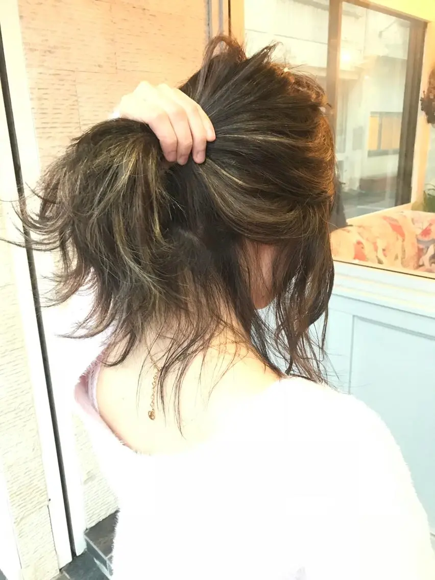 ミディアム カラー ヘアアレンジ ブリーチ グラデーションカラー ハイライトカラー ハイライト おくれ毛 Mariana/ 鶴原-ハイライトのヘアスタイル