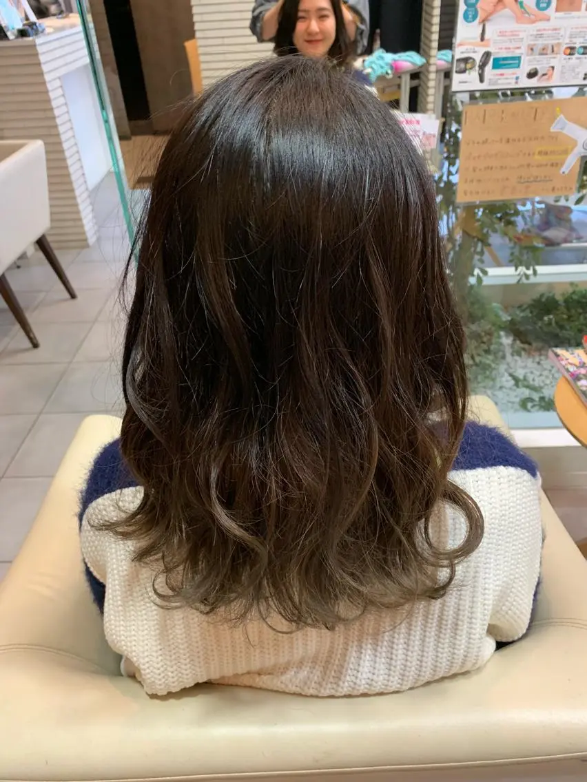ミディアム カラー ベージュカラー ブリーチ グラデーションカラー カット ヘアカラー 金村 綾芽のヘアスタイル