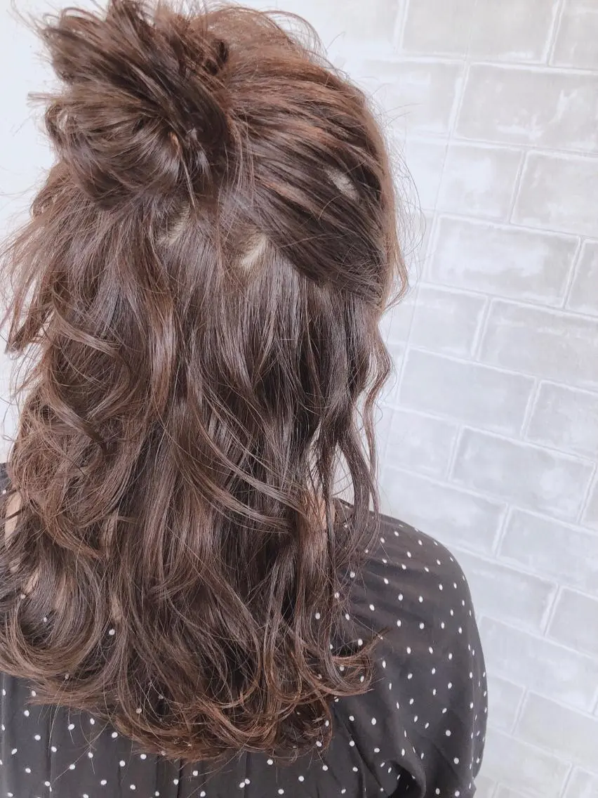 ミディアム カラー ヘアアレンジ ハーフアップ お団子ヘア 久保田 茜のヘアスタイル