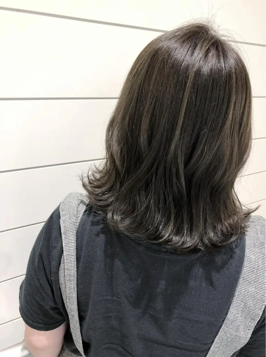 ミディアム カラー 切りっぱなしボブ アッシュ ブルーカラー ブルーアッシュ ボブ カット ヘアカラー トリートメント 🍊新宿南口🍊 ERINAのヘアスタイル