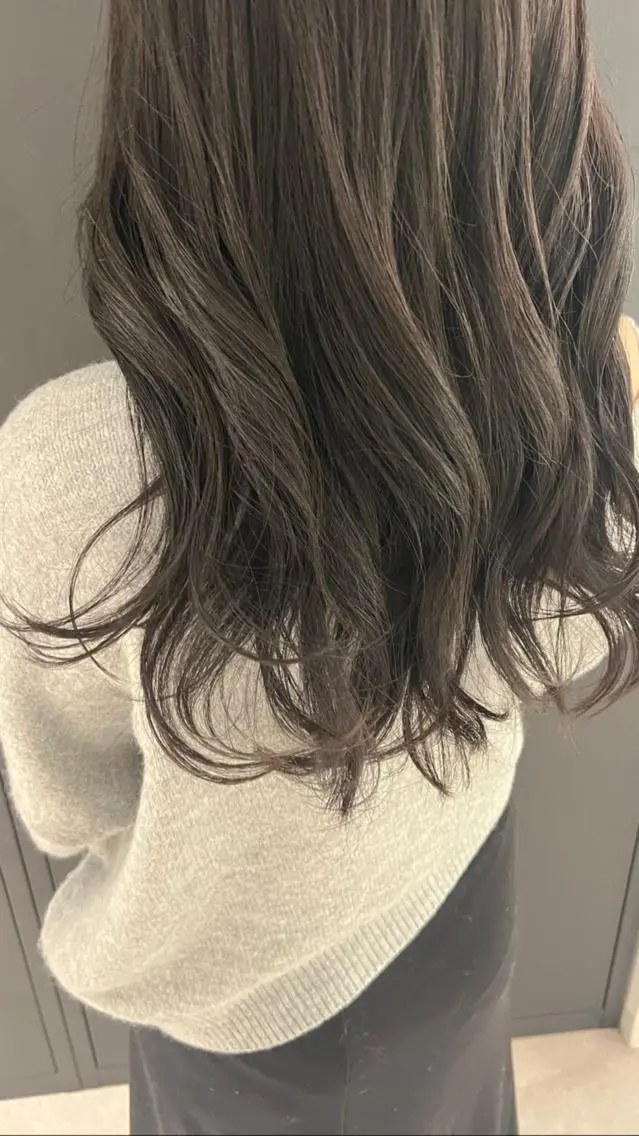 ロング カラー ヘアアレンジ ダークグレー 暗髪カラー🫐パーマ おくだりんかのヘアスタイル