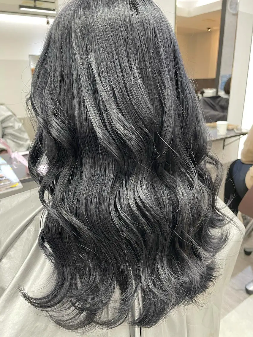 カラー AIRI layer cut hairのヘアスタイル