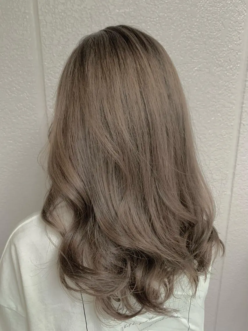 ロング カラー ベージュカラー ブリーチ 💎赤み消しカラー 特化型デザイナー💎のヘアスタイル