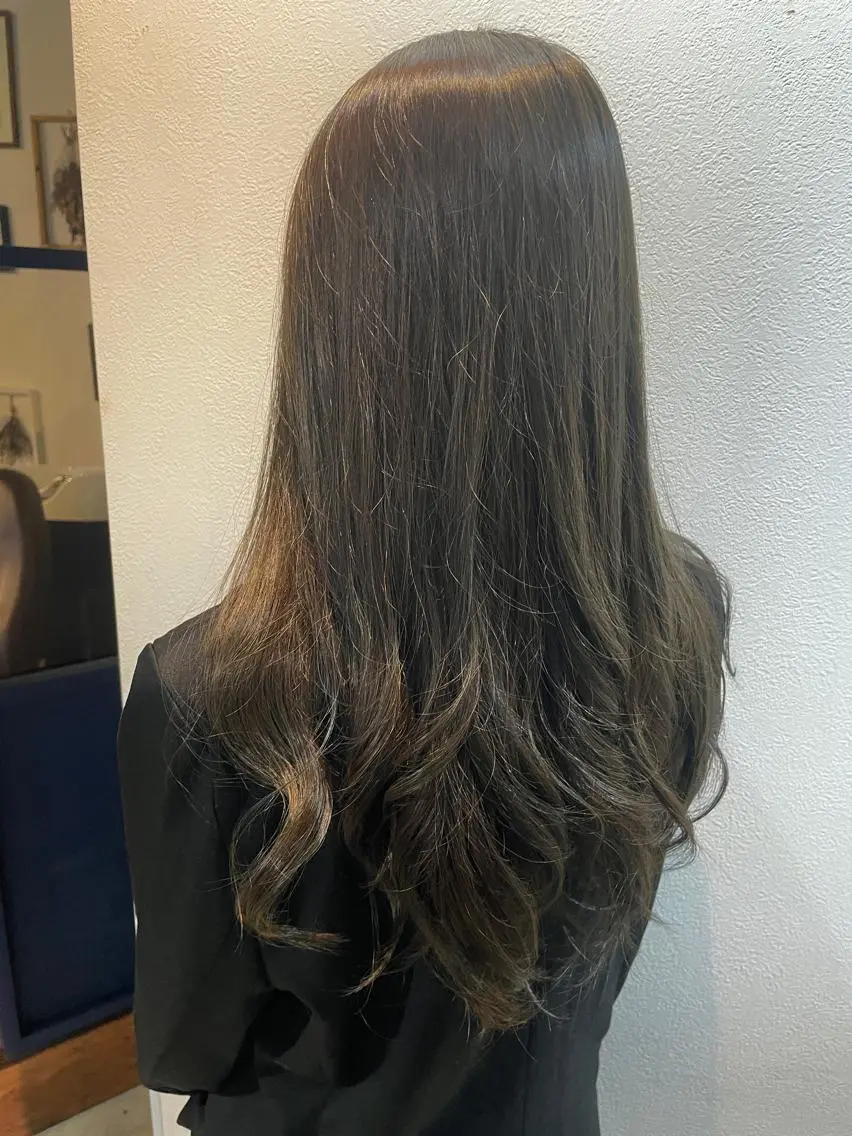カラー タケウチ サトミのヘアスタイル