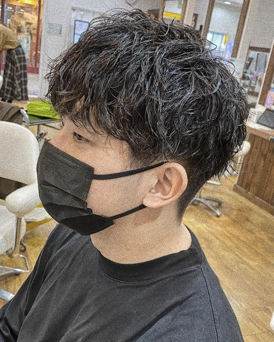 パーマ メンズ センターパート マッシュ メンズパーマ 学生（メンズ向け） メンズツイストパーマ 原田 涼矢のヘアスタイル