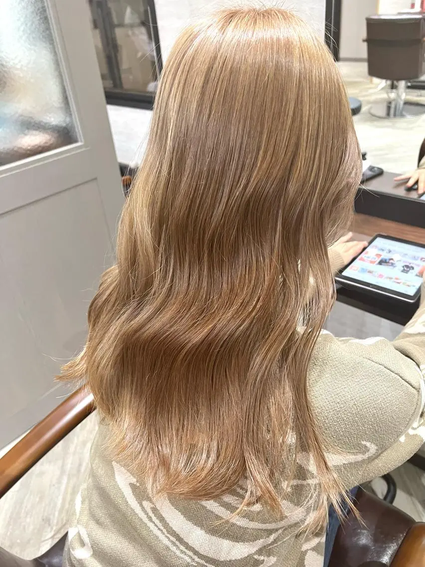ロング カラー ヘアアレンジ ベージュカラー ブリーチ ミルクティーベージュ 顔まわり職人🇰🇷 韓国ヘア/KAITOのヘアスタイル