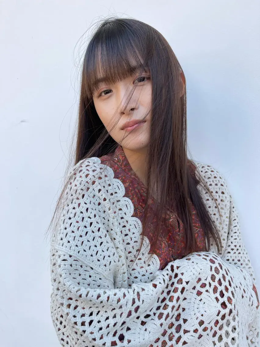 ロング カラー 顔まわりレイヤー デザインカットのヘアスタイル