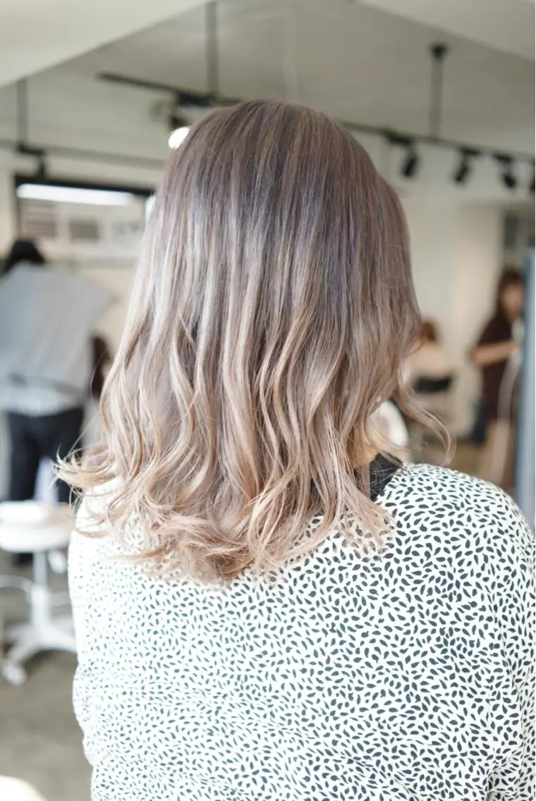 ミディアム カラー ベージュカラー グラデーションカラー ミルクティーベージュ ヘアカラー トリートメント ハイトーン/レイヤー /ケアブリーチ石川治のヘアスタイル
