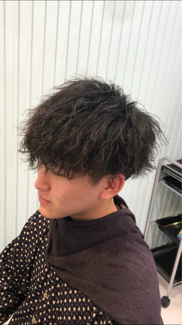 ショート カラー パーマ メンズ メンズパーマ メンズツイストパーマ ツイストパーマ ベージュグレージュ 💕しゅーじ💕のヘアスタイル
