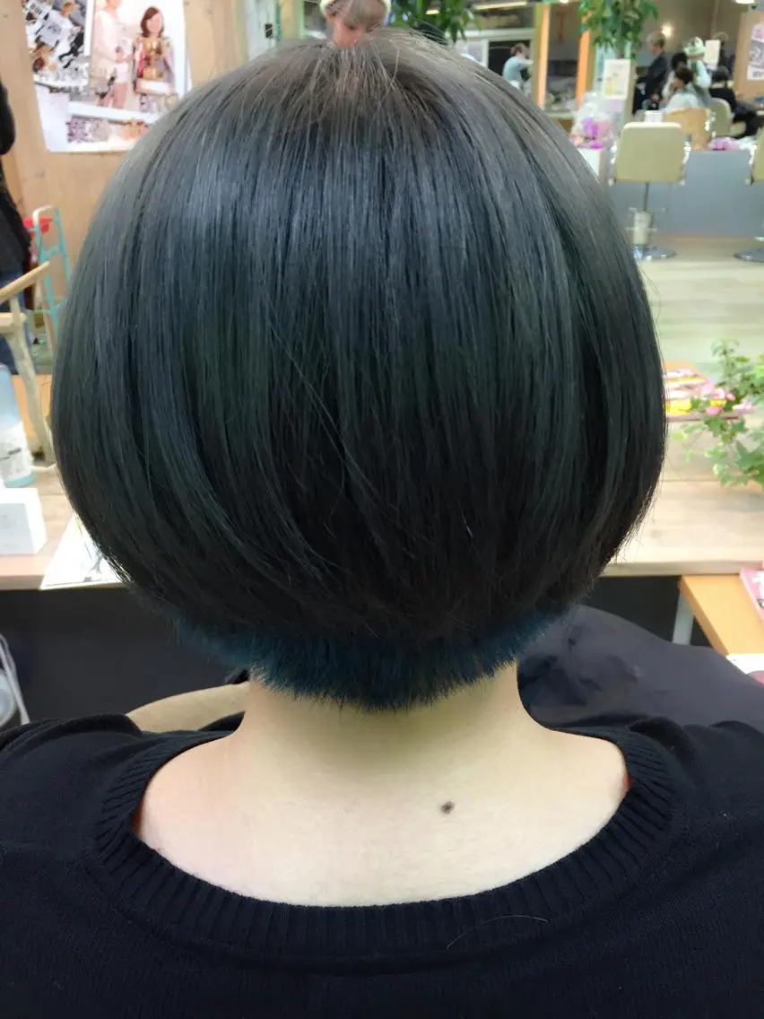 ショート カラー ブルーカラー ブロンド/艶カラー/ レイヤー/MIKUのヘアスタイル