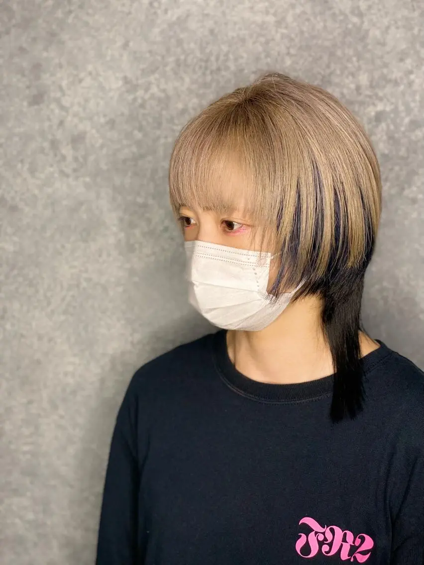 ミディアム カラー ベージュカラー デザインカラー ミルクティーベージュ ネイビーカラー AiRU hair RIRIKOのヘアスタイル