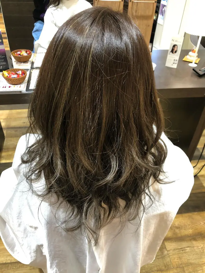 セミロング カラー グレージュ ハイライトカラー ハイライト カット ヘアカラー ACHE zippy /伊藤のヘアスタイル