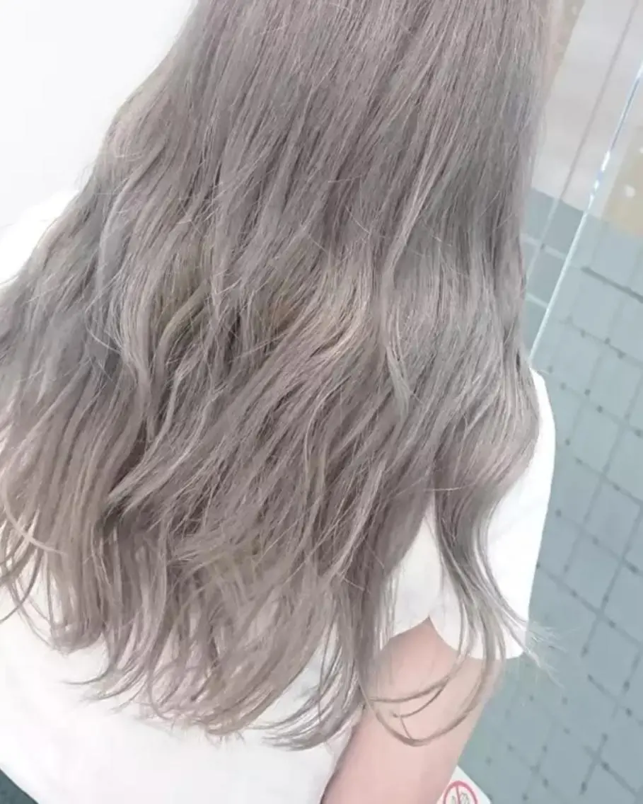 ロング カラー ブリーチ ケアブリーチ シルバー ホワイトシルバー あらげ 🌈推しカラー🌈ᵕのヘアスタイル