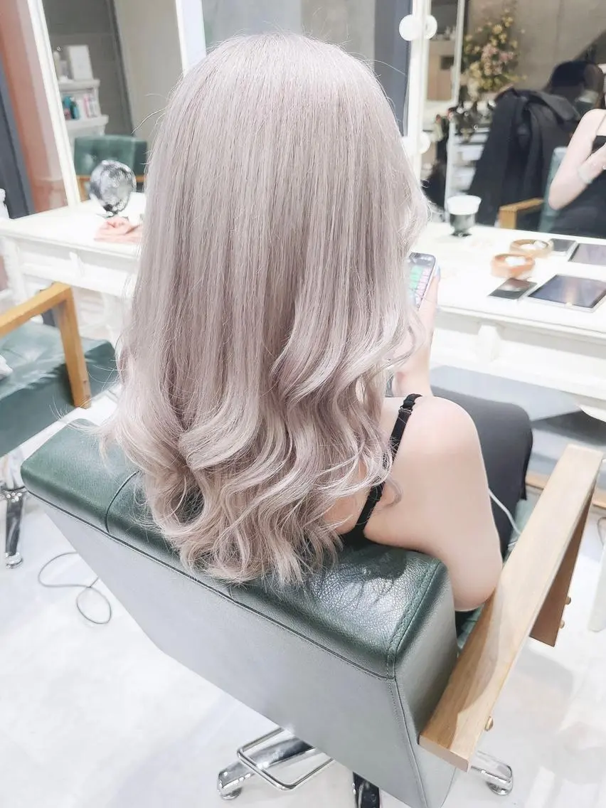 ロング ヘアアレンジ カラー ベージュカラー ハイトーンカラー シルバー ホワイトベージュ ホワイトシルバー Days 透明感カラーのヘアスタイル