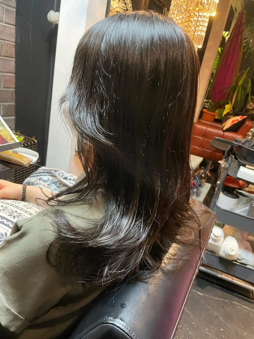 セミロング アッシュ ヘアカラー 五十嵐 舞のヘアスタイル