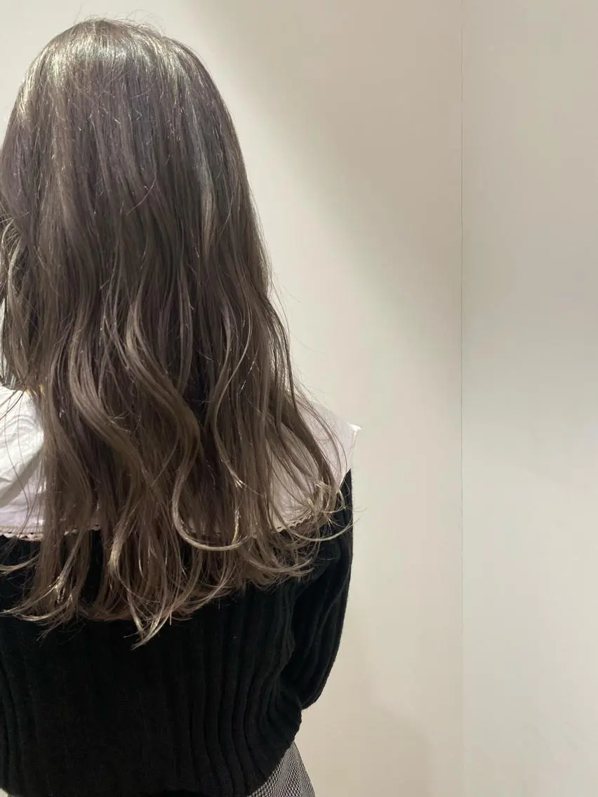 セミロング カラー ヘアアレンジ ネイル マツエク・マツパ グレージュ シルバー シルバーグレージュ シルバー 福壽 優奈のヘアスタイル