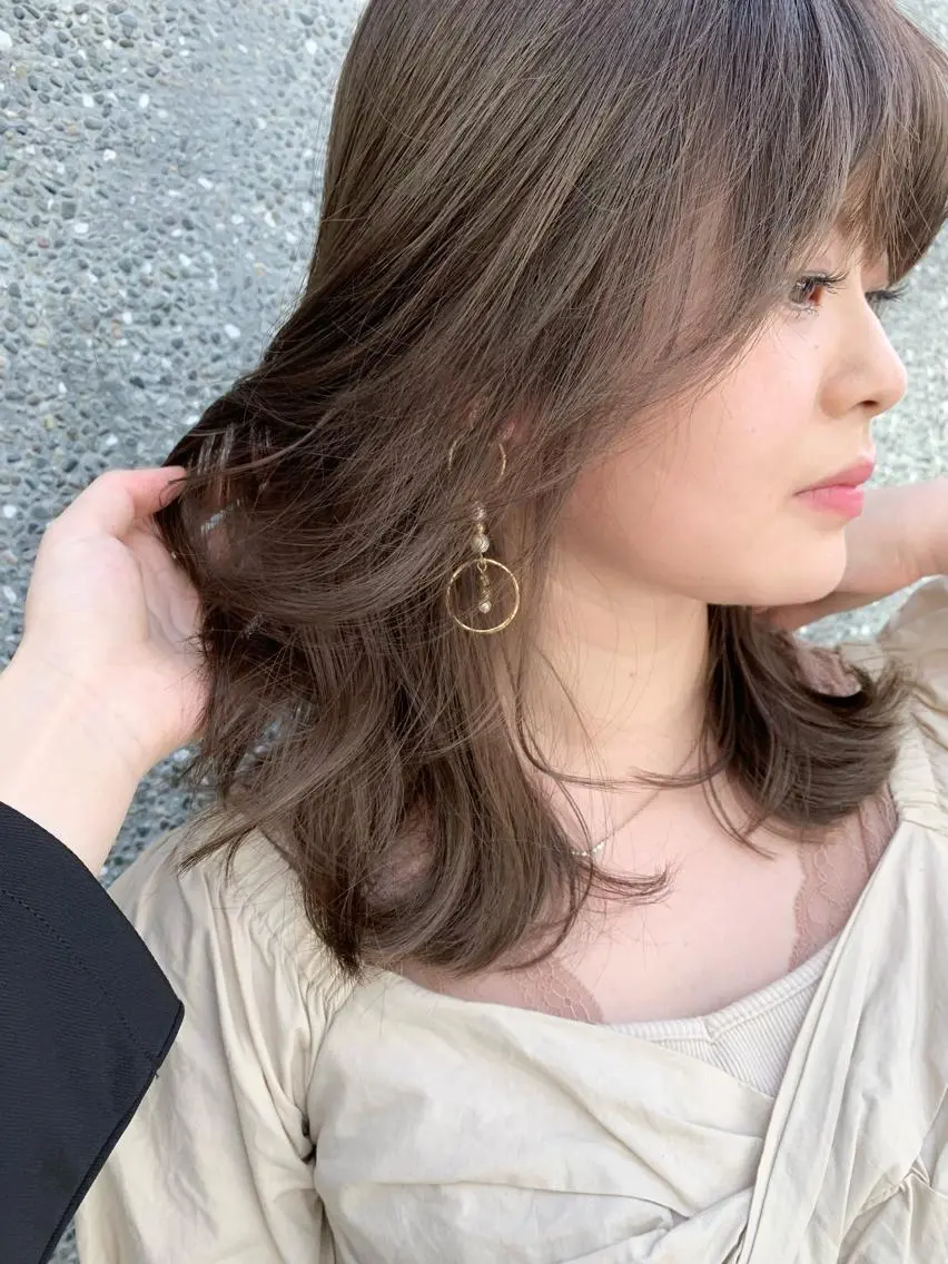 セミロング カラー オチ ハナのヘアスタイル