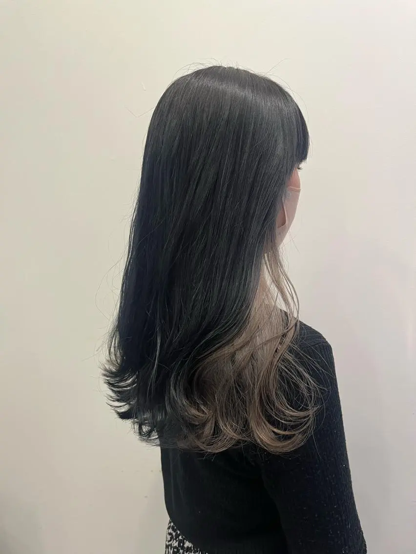 ロング カラー ベージュカラー インナーカラー ネイビーカラー ホワイトベージュ ✨透明感カラー✨ 🦖佐々木未来🦕のヘアスタイル