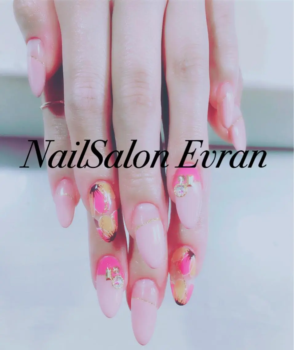 ネイル ストーンネイル Nail salon Evranのネイルデザイン