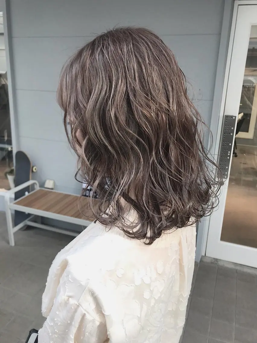 ミディアム カラー ヘアアレンジ グレージュ ハイライトカラー ハイライト ヘアカラー トリートメント lani ブリーチ /ダブルカラーのヘアスタイル