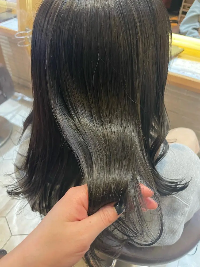 ミディアム カラー ダークグレー ダークグレージュ グレージュ イルミナカラー 木村 美穂のヘアスタイル