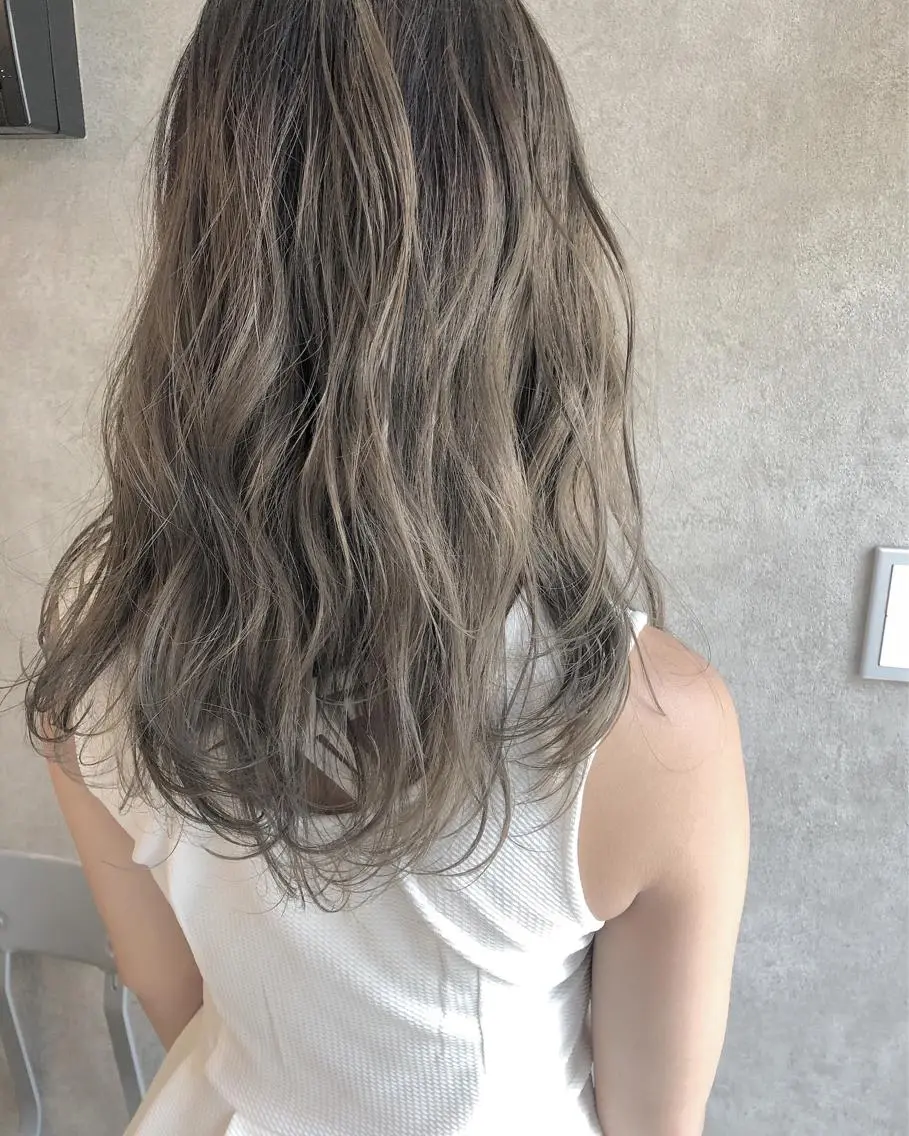 セミロング カラー 顔周りレイヤーカット ブリーチminamiのヘアスタイル