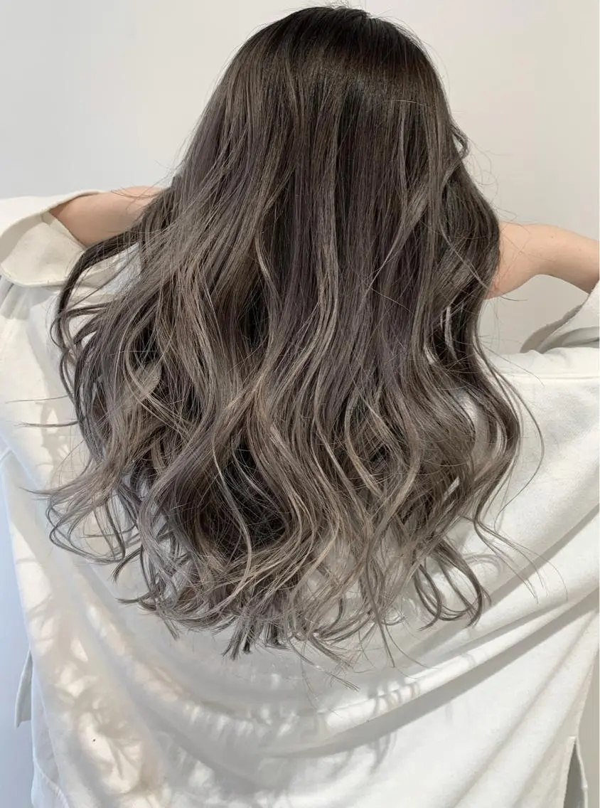 セミロング カラー パーマ ヘアアレンジ 黒髪 ブリーチ ダブルカラー 【公式】amble luxe池袋東口🩷のヘアスタイル