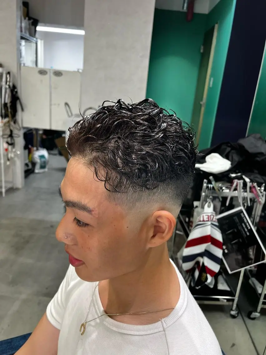 ショート パーマ メンズ フェードカット メンズハイトーン メンズパーマ &CREW スタッフのヘアスタイル