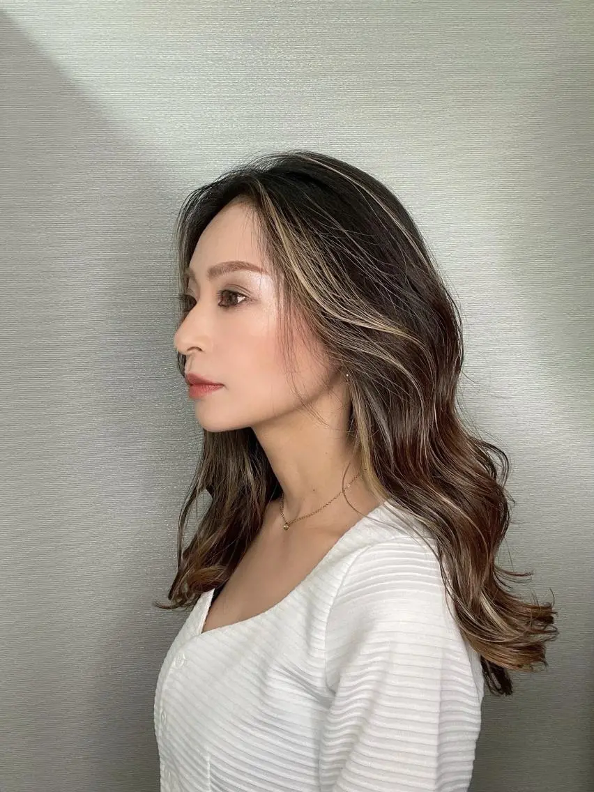 セミロング ミストバング ハイライト biscohair 髪にドラマを。のヘアスタイル
