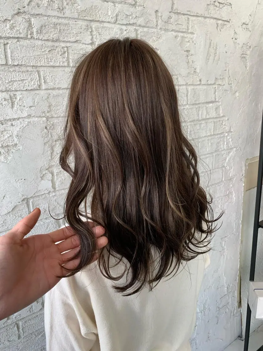 セミロング カラー ベージュカラー ハイライトカラー イルミナカラー ハイライト ブリーチ特化 ハイトーンRYOYAのヘアスタイル