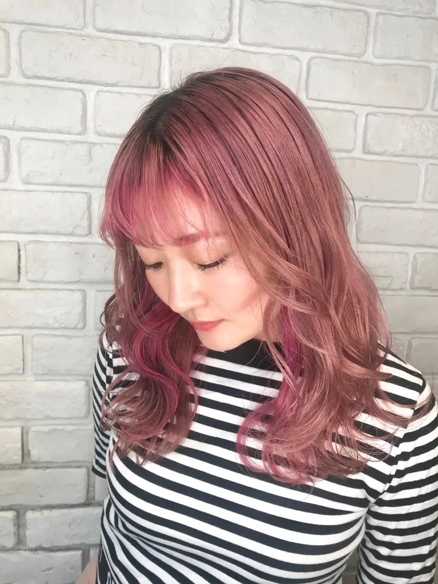ミディアム カラー インナーカラー ピンクカラー 森本 笑のヘアスタイル
