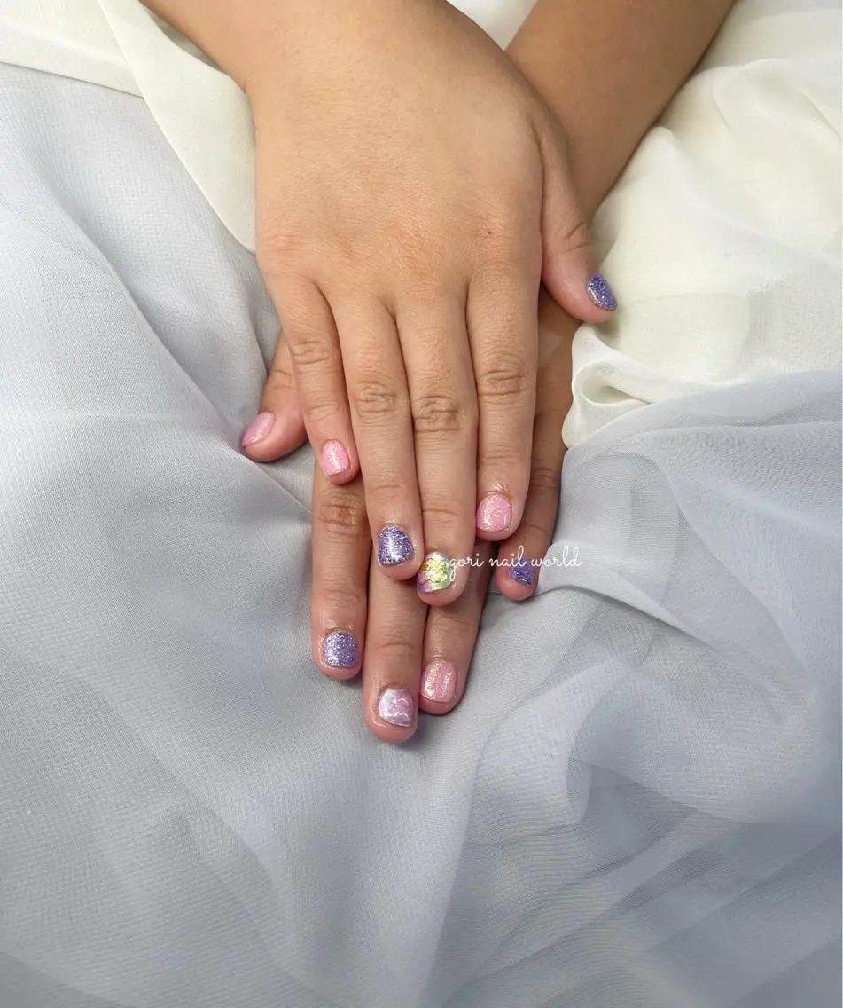ネイル キラキラネイル ニュアンスネイル ショートネイル 夏ネイル 𝐠𝐨𝐫𝐢 𝐧𝐚𝐢𝐥のネイルデザイン